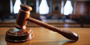 Các bước khởi kiện vụ án hình sự: Khi nào cần mời luật sư?