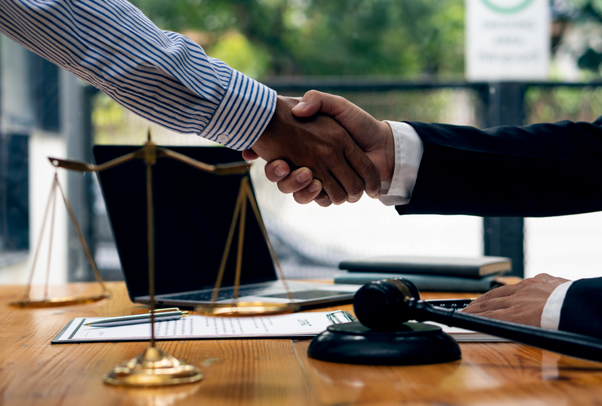 Vì sao cần hiểu rõ về chi phí thuê luật sư?