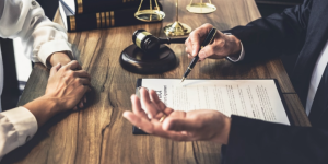 Chi phí thuê luật sư tại Việt Nam được tính như thế nào? Hiểu đúng để tránh tranh chấp