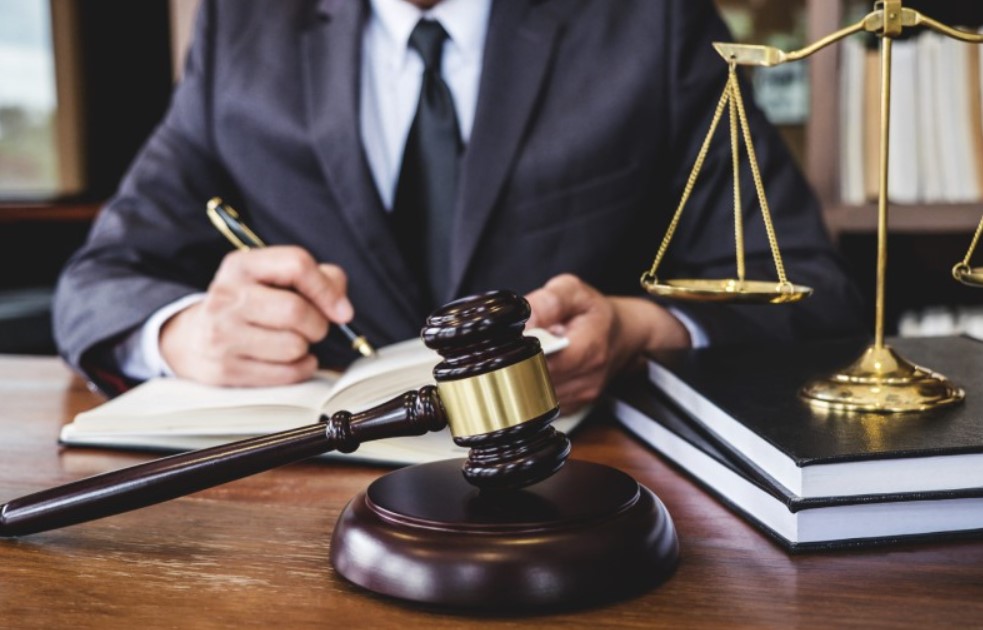 Luật sư bào chữa trong án hình sự: bảo vệ quyền và lợi ích hợp pháp của người bị giữ, người bị tạm giam