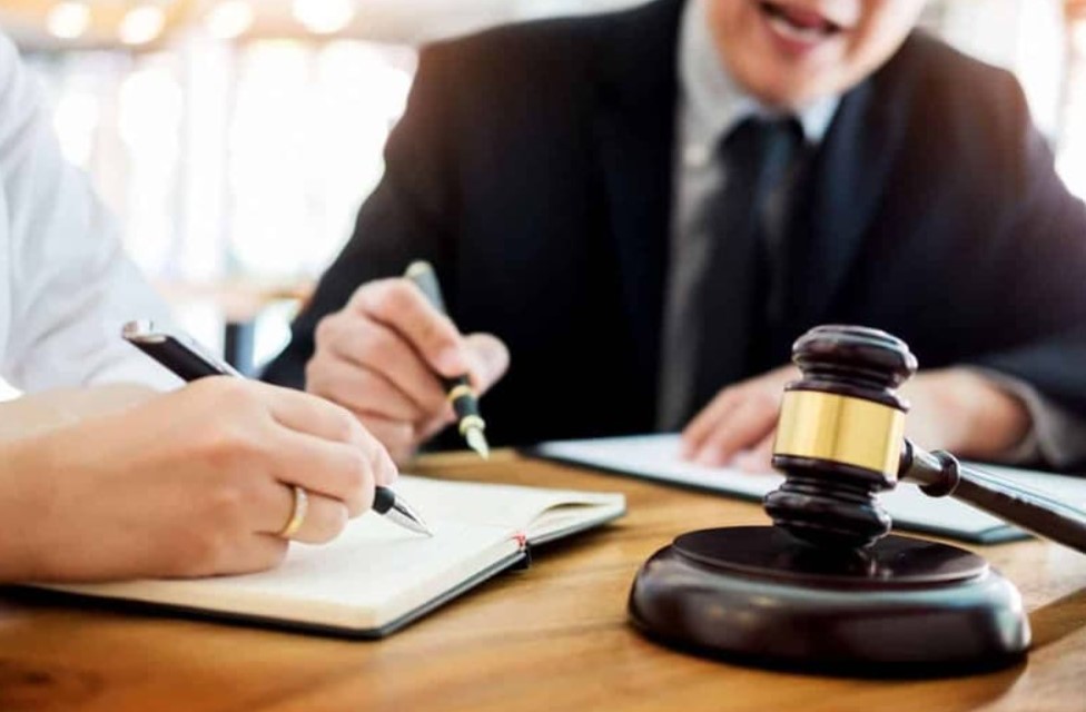 Luật sư không chỉ đại diện cho lợi ích của khách hàng mà còn góp phần làm rõ khung pháp lý chung để các bên có tiếng nói chung