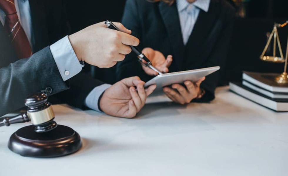 Luật sư đại diện ngoài tố tụng tập trung vào việc ngăn ngừa, kiểm soát và giải quyết tranh chấp từ sớm