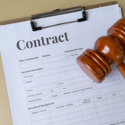 Luật sư tư vấn trước khi ký hợp đồng lớn: Giá trị vượt xa chi phí dịch vụ