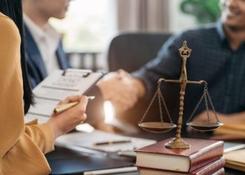 Sự khác biệt giữa văn phòng luật sư và công ty luật – nên chọn mô hình nào?
