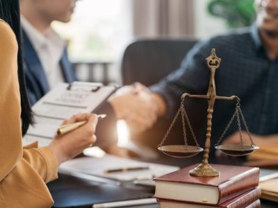 Sự khác biệt giữa văn phòng luật sư và công ty luật – nên chọn mô hình nào?