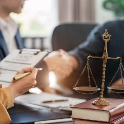 Sự khác biệt giữa văn phòng luật sư và công ty luật – nên chọn mô hình nào?