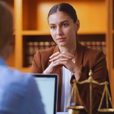 Người Đại Diện Theo Pháp Luật Tự Ý Ký Hợp Đồng Vượt Thẩm Quyền: Ai Chịu Trách Nhiệm?